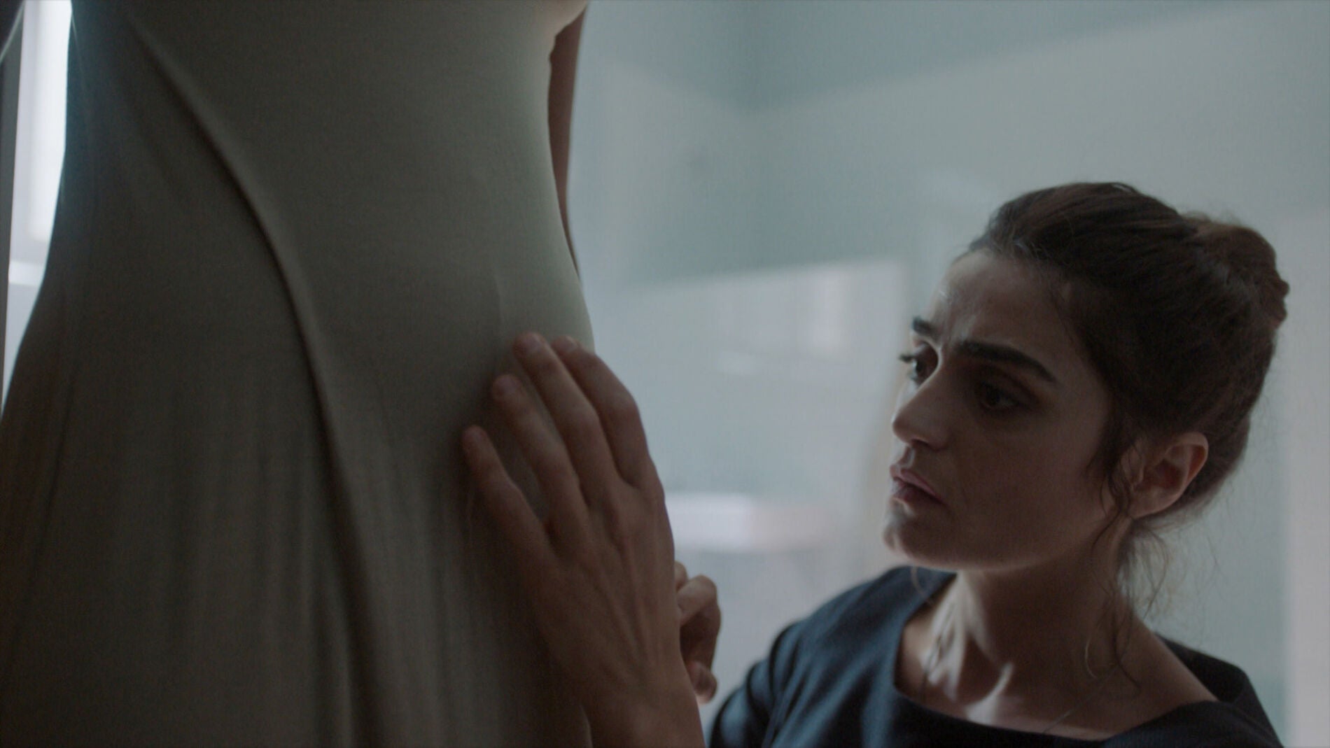 Julia descubre el secreto de Manuela: est&aacute; embarazada de Iv&aacute;n 