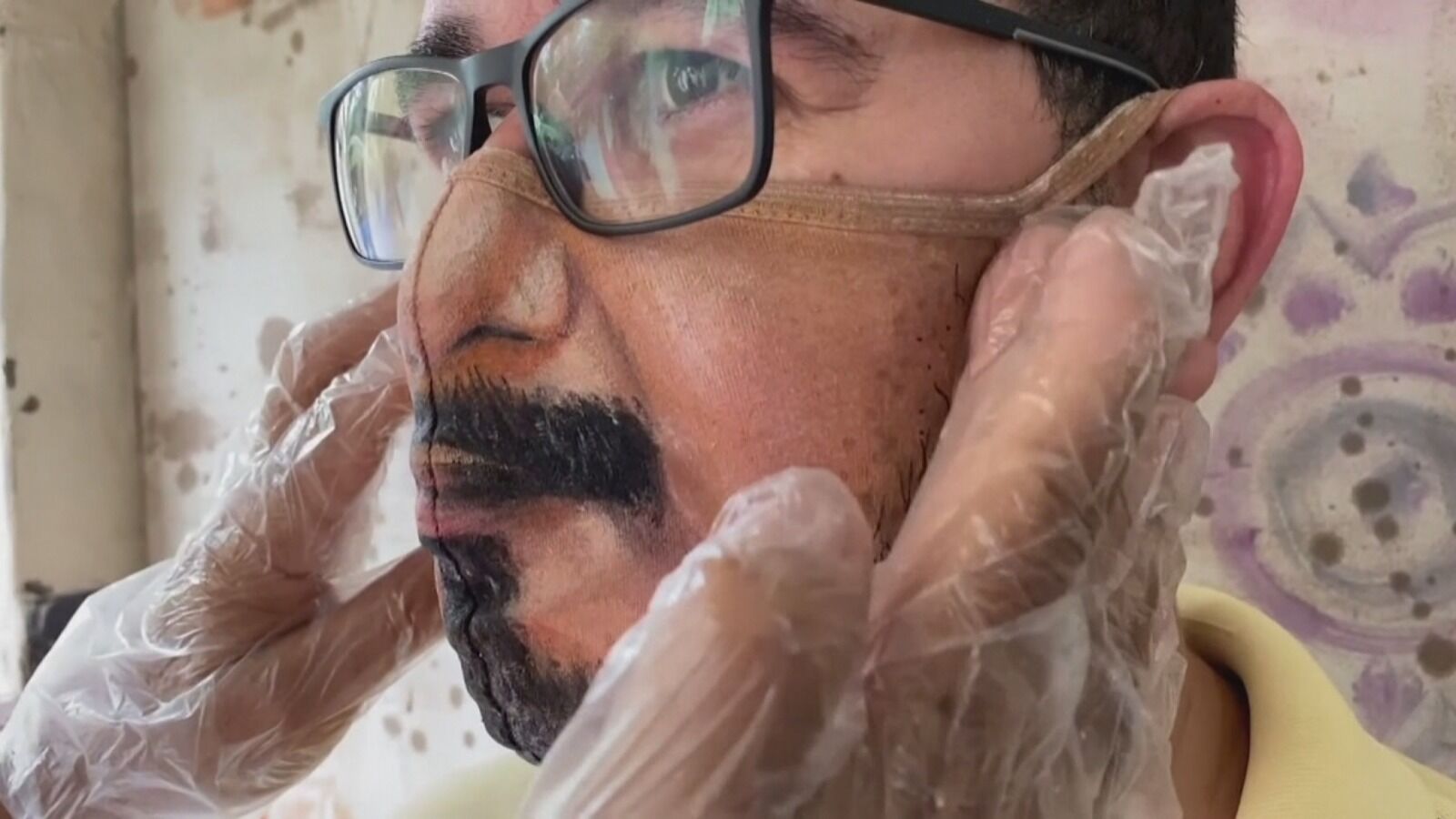 Un artista brasileño personaliza las mascarillas pintando en ellas los rostros de sus clientes