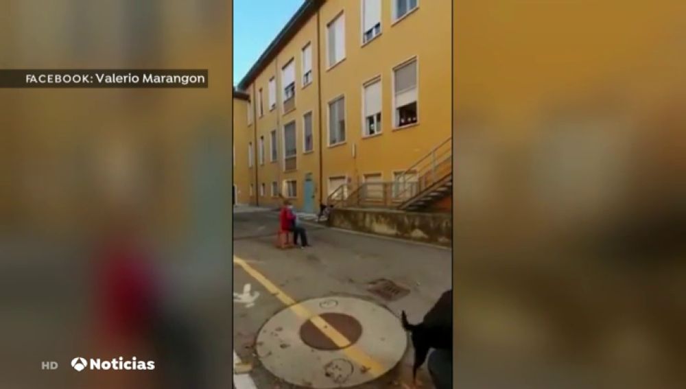 El vídeo viral de un hombre tocando el acordeón a las puertas del hospital donde se encuentra su mujer en Italia 