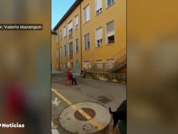 El vídeo viral de un hombre tocando el acordeón a las puertas del hospital donde se encuentra su mujer en Italia 