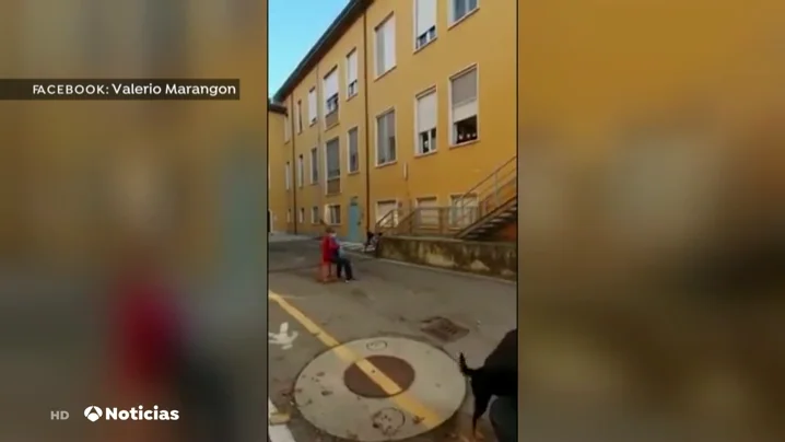 El v&iacute;deo viral de un hombre tocando el acorde&oacute;n a las puertas del hospital donde se encuentra su mujer en Italia 
