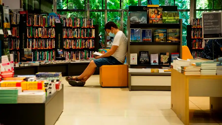 Día de las Librerías 2020: Las librerías facturan un 22,5% menos debido al coronavirus Las librerías facturan 232 millones de euros este año, un 22,5% menos, por la pandemia de coronavirus