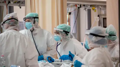 Sanitarios en un hospital atienden a un paciente de coronavirus Sanitarios en un hospital atienden a un paciente de coronavirus