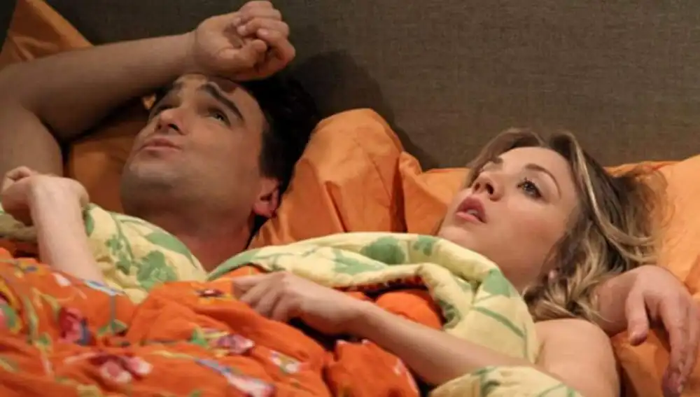 Kaley Cuoco y Johnny Galecki como Leonard y Penny en 'The Big Bang Theory'