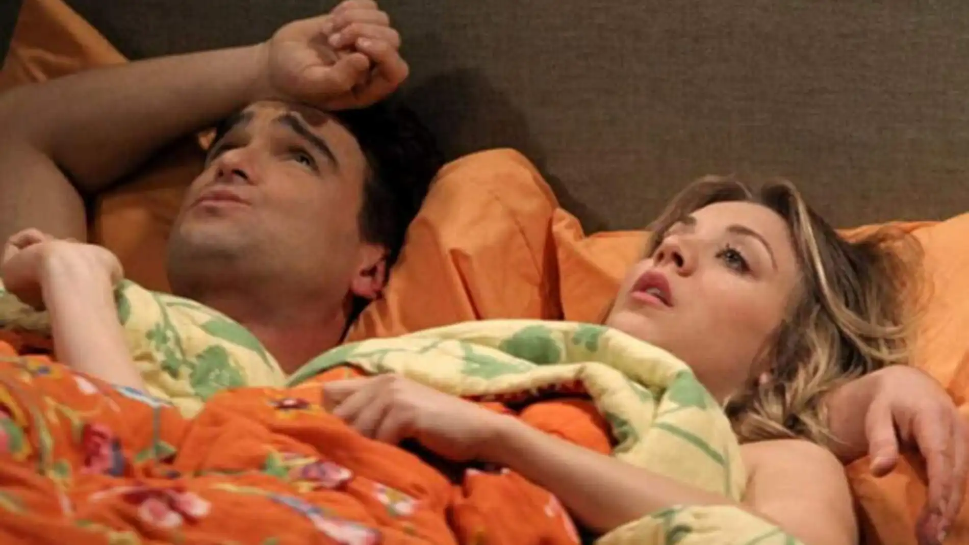 Kaley Cuoco y Johnny Galecki como Leonard y Penny en 'The Big Bang Theory'