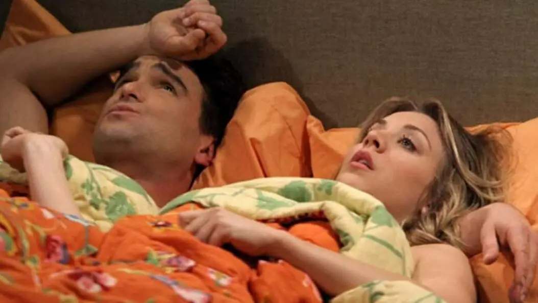 Kaley Cuoco y Johnny Galecki como Leonard y Penny en 'The Big Bang Theory'