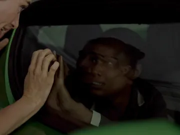 Iván y Manuela huyen sin rumbo ante la falta de ayuda de Alma Iván y Manuela huyen sin rumbo ante la falta de ayuda de Alma