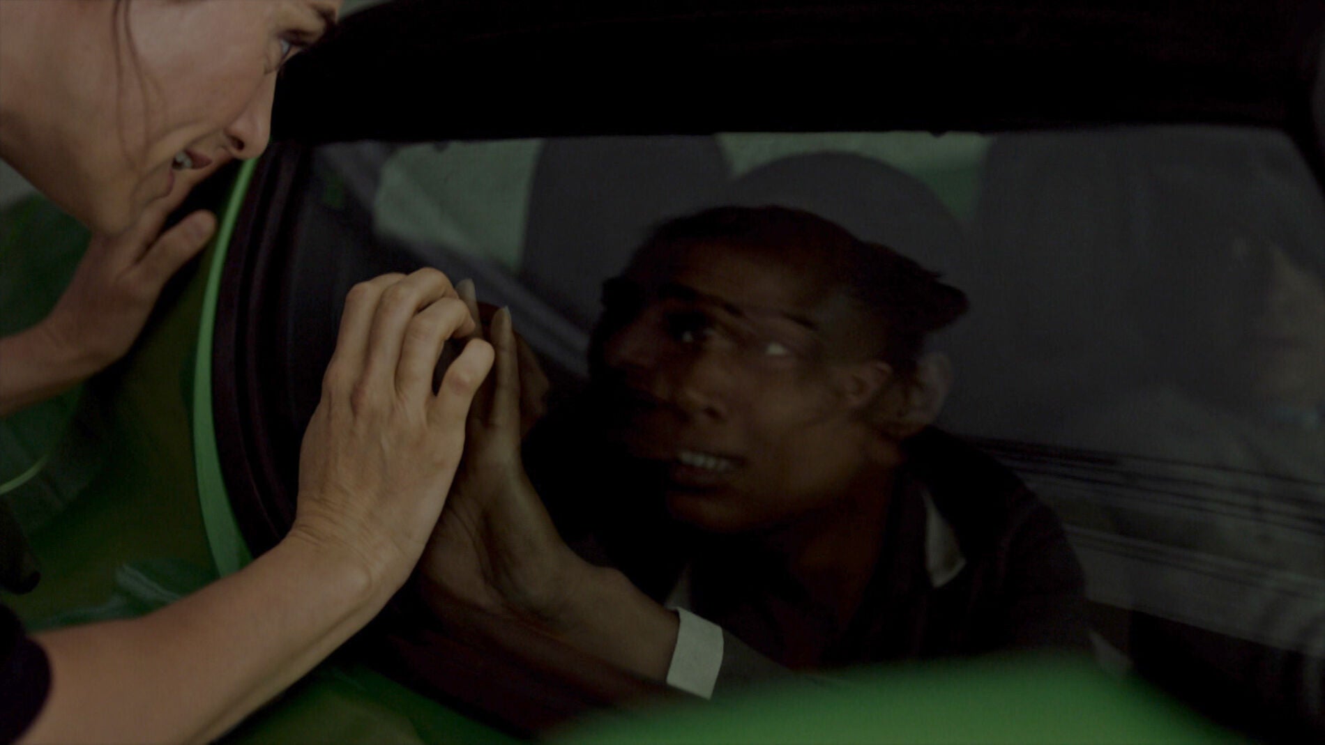 Iv&aacute;n y Manuela huyen sin rumbo ante la falta de ayuda de Alma 