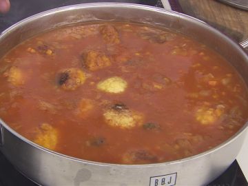 Karlos Argui&ntilde;ano: "&iquest;Sabes para qu&eacute; es muy buena la salsa de las alb&oacute;ndigas?"