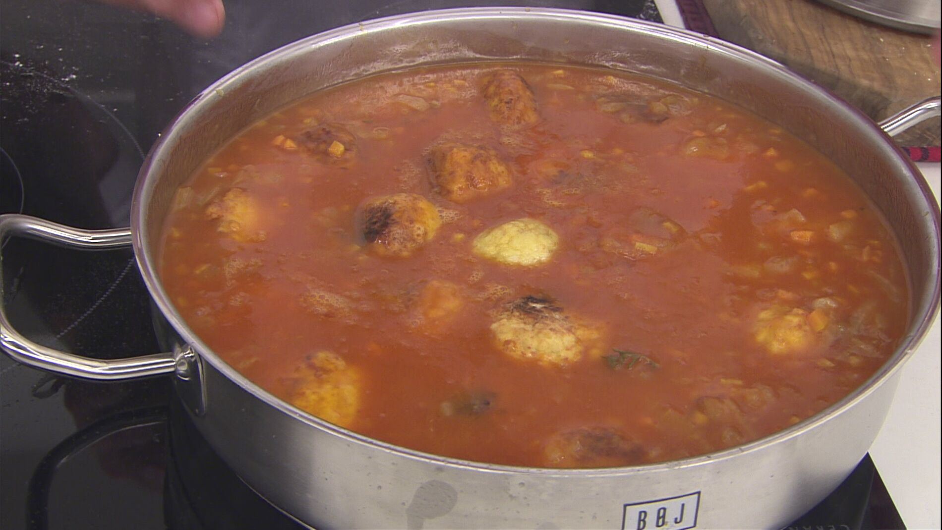 Karlos Argui&ntilde;ano: "&iquest;Sabes para qu&eacute; es muy buena la salsa de las alb&oacute;ndigas?"