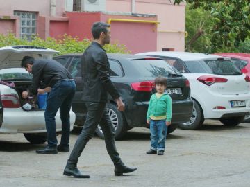 "&iquest;Pap&aacute;?": Doruk se encuentra con Sarp en el pr&oacute;ximo cap&iacute;tulo de 'Mujer'