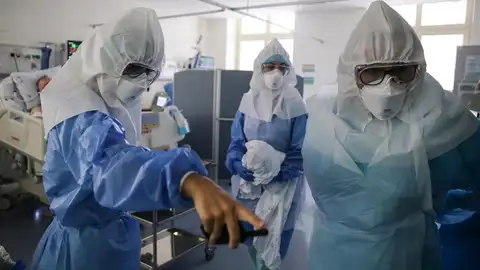 Una anciana muere de coronavirus en casa mientras dos de sus hijos están en la UCI en Asturias Coronavirus