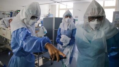 Una mujer muere en su casa de coronavirus con dos hijos aislados y otro en la UCI en Asturias