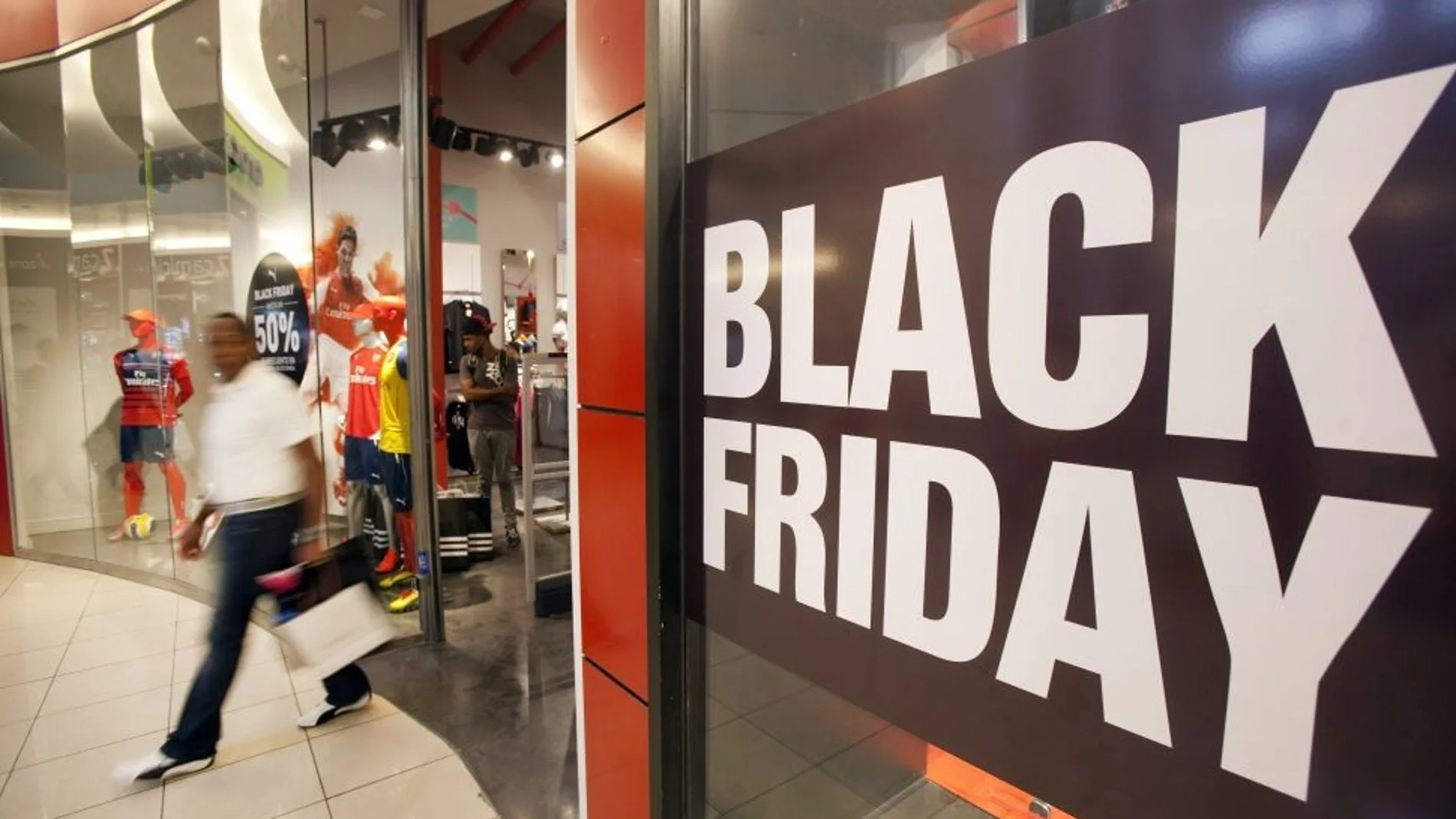 Una tienda, con un gran cartel del Black Friday. Una tienda, con un gran cartel del Black Friday.