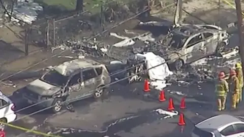 Muere un piloto tras estrellarse su avioneta en una calle de Los Ángeles Muere un piloto tras estrellarse su avioneta en una calle de Los Ángeles