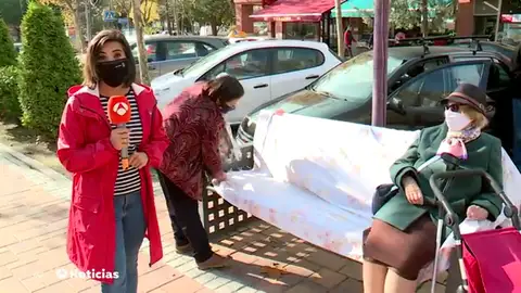 Santa y Mari han ideado un plan para protegerse del coronavirus sin tener que renunciar a su ratito de tertulia en la calle Santa y Mari han ideado un plan para protegerse del coronavirus sin tener que renunciar a su ratito de tertulia en la calle