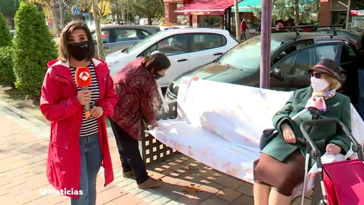 Santa y Mari han ideado un plan para protegerse del coronavirus sin tener que renunciar a su ratito de tertulia en la calle Santa y Mari han ideado un plan para protegerse del coronavirus sin tener que renunciar a su ratito de tertulia en la calle