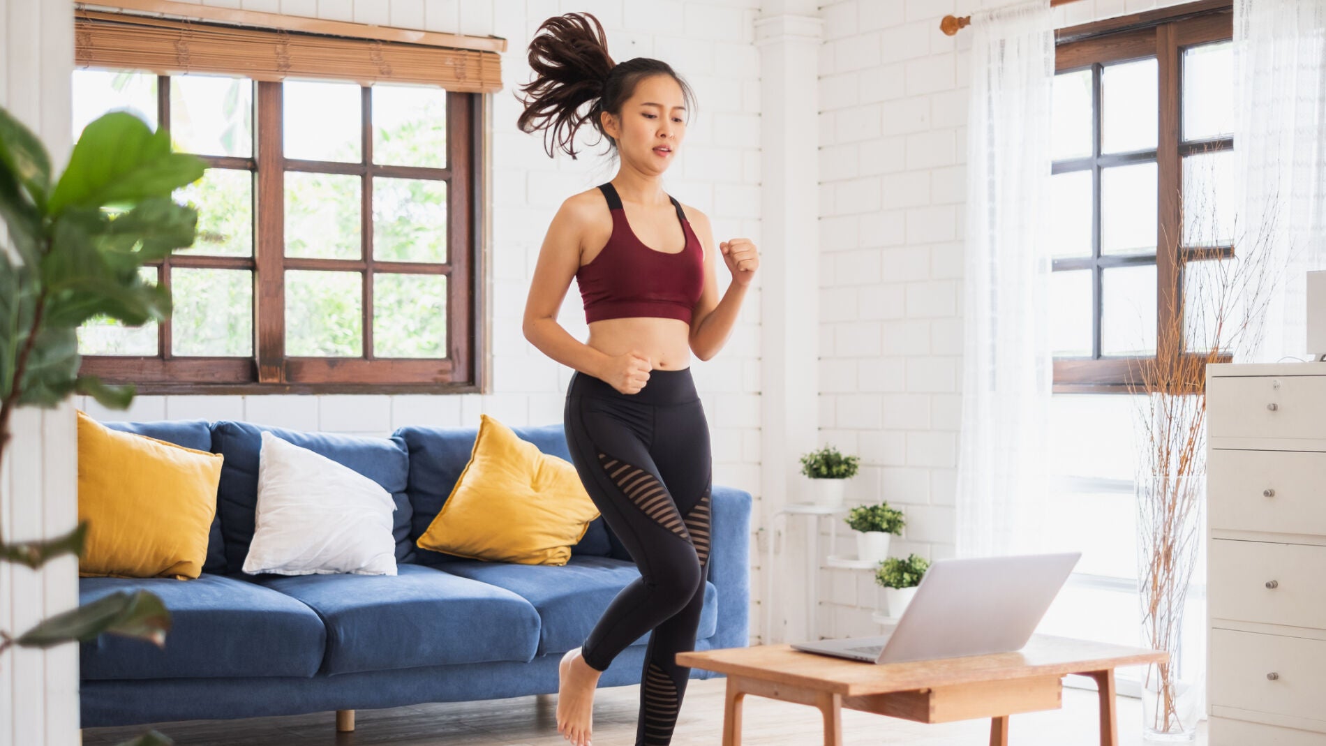 Mujer corriendo en el salón