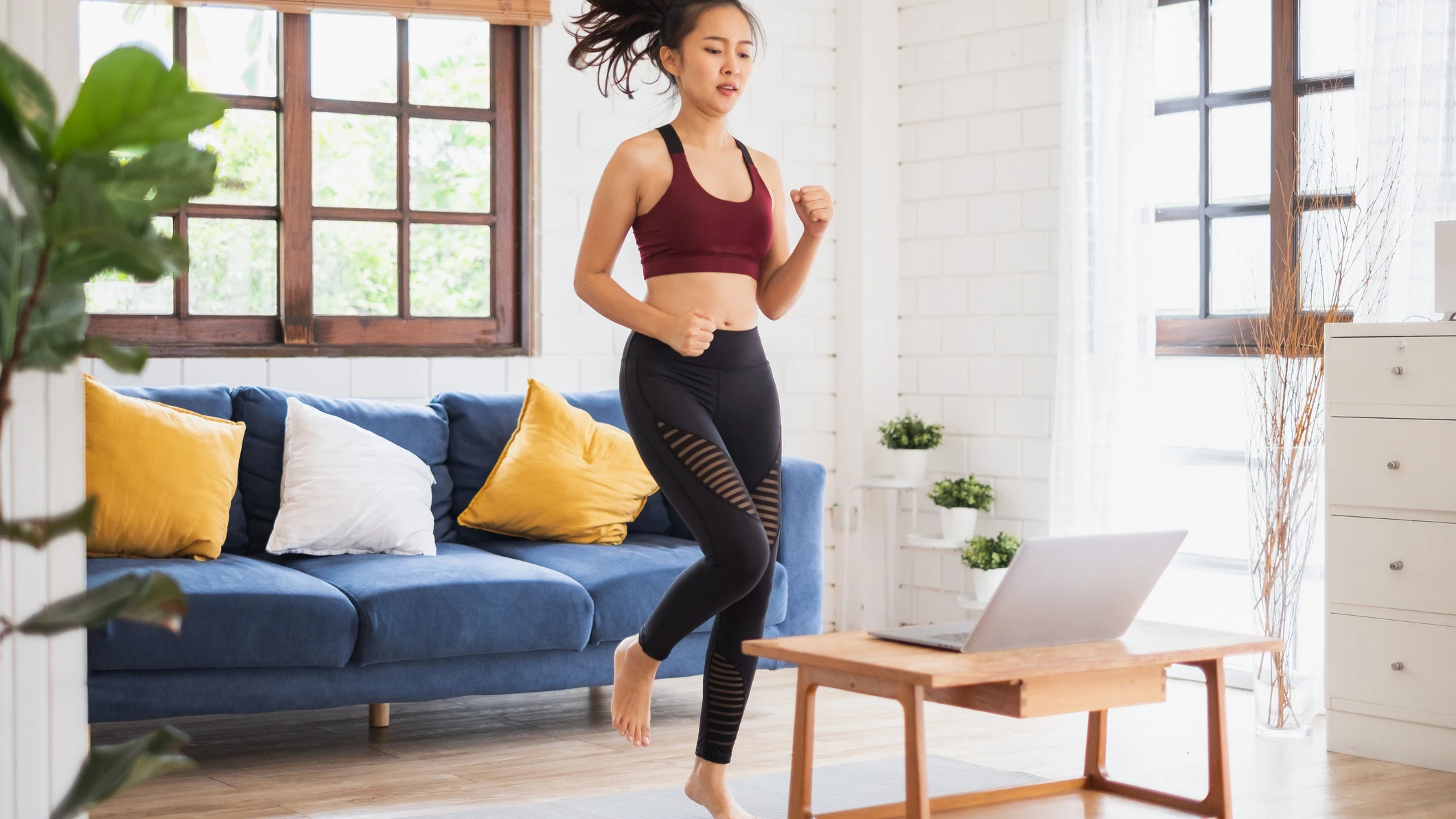 Mujer corriendo en el salón Carrera virtual