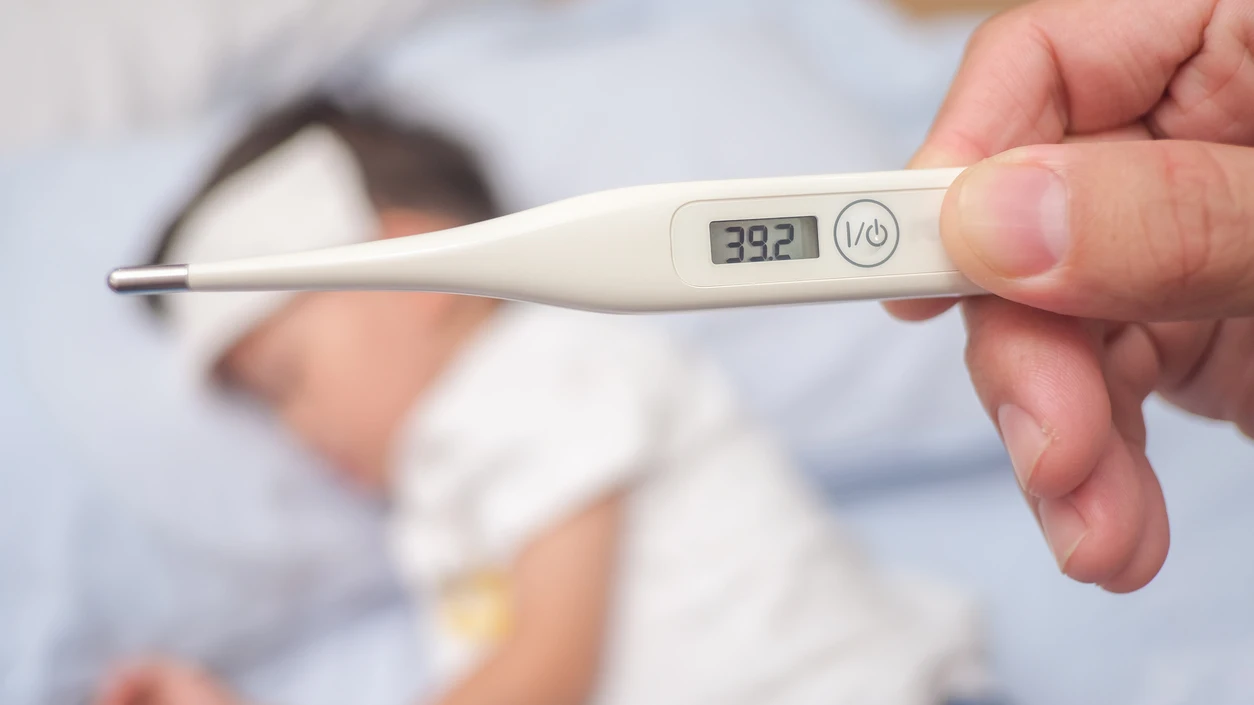 Niño con fiebre Niño con fiebre