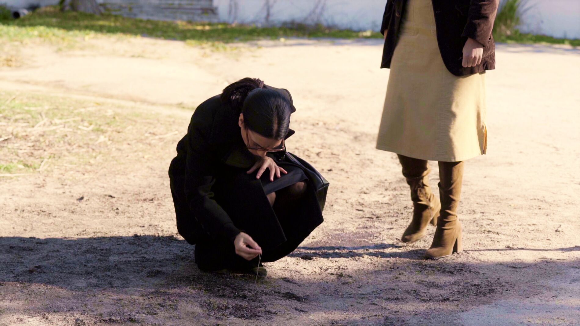 Manolita descubre un objeto personal de Marisol en el lugar que sospechaba