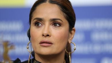 Salma Hayek anuncia, rota de dolor, la muerte de su cuñada: 