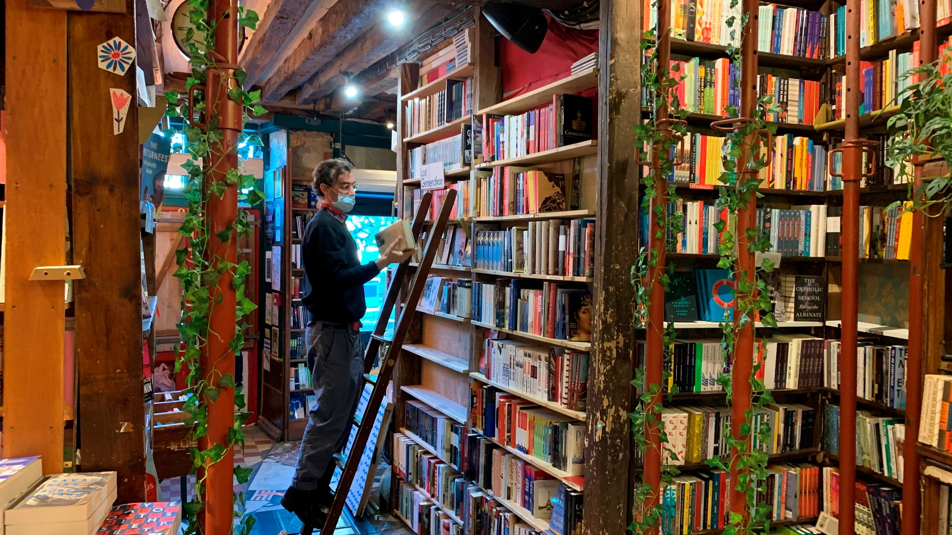 Día de las librerías 2020: librería Shakespeare and Company, de París, una de las librerías más bonitas del mundo en 2020 Día de las librerías 2020: librería Shakespeare and Company, de París, una de las librerías más bonitas del mundo en 2020