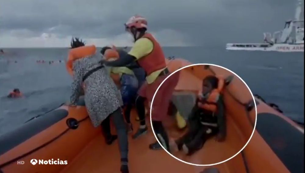 Así fue el rescate de Bangaly, el niño que ha perdido a su madre en el naufragio del Mediterráneo