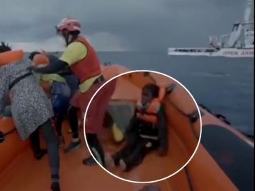 Así fue el rescate de Bangaly, el niño que ha perdido a su madre en el naufragio del Mediterráneo