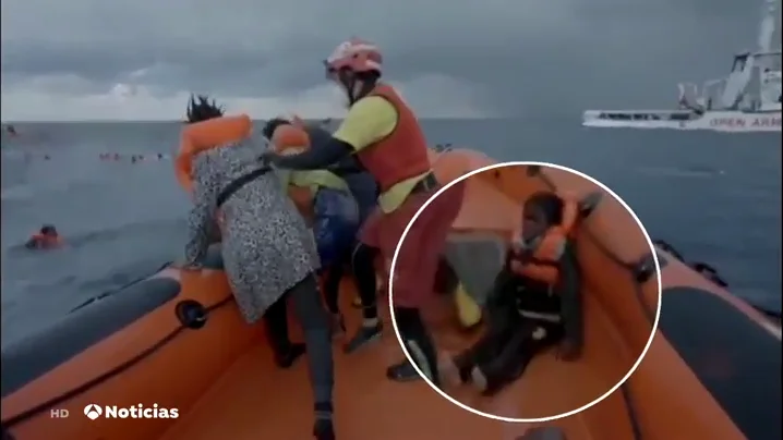As&iacute; fue el rescate de Bangaly, el ni&ntilde;o que ha perdido a su madre en el naufragio del Mediterr&aacute;neo