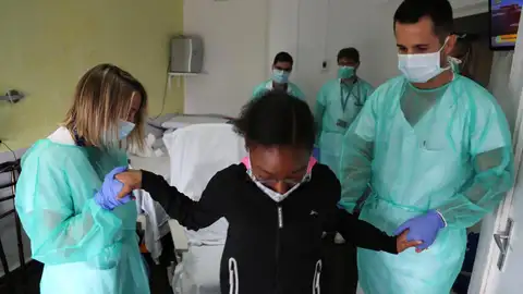 Una niña de 12 años supera el coronavirus tras estar en la UCI del Hospital Vall d'Hebron de Barcelona Coronavirus y niños