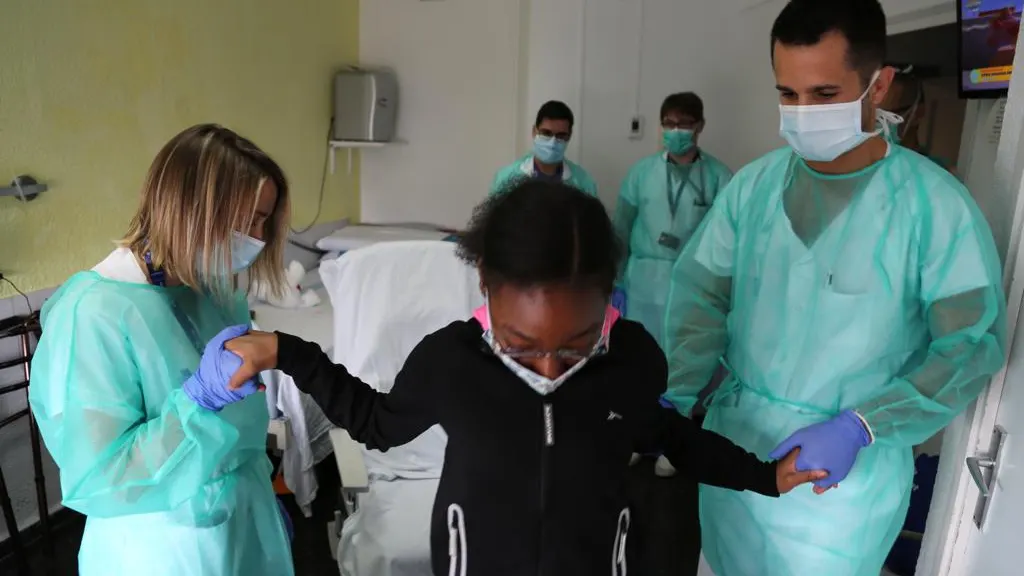 Una niña de 12 años supera el coronavirus tras estar en la UCI del Hospital Vall d'Hebron de Barcelona Coronavirus y niños