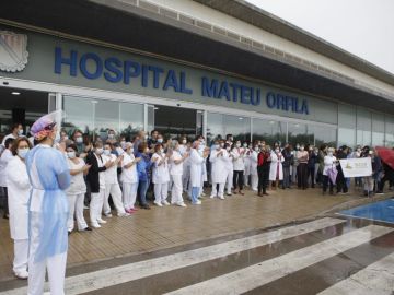 Multitudinaria protesta en el Hospital Mateu Orfila 