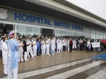 Multitudinaria protesta en el Hospital Mateu Orfila Multitudinaria protesta en el Hospital Mateu Orfila