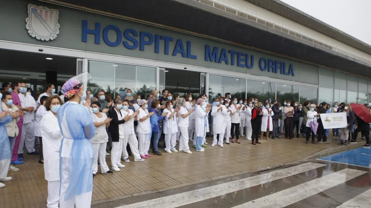 Multitudinaria protesta en el Hospital Mateu Orfila 