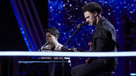 Roger Padrós y Antonio Soto cantan ‘Hijo de la luna’ en la Batalla Final de ‘La Voz’