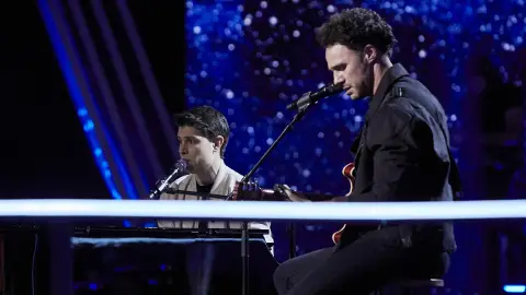 Roger Padrós y Antonio Soto cantan ‘Hijo de la luna’ en la Batalla Final de ‘La Voz’ Roger Padrós y Antonio Soto cantan ‘Hijo de la luna’ en la Batalla Final de ‘La Voz’
