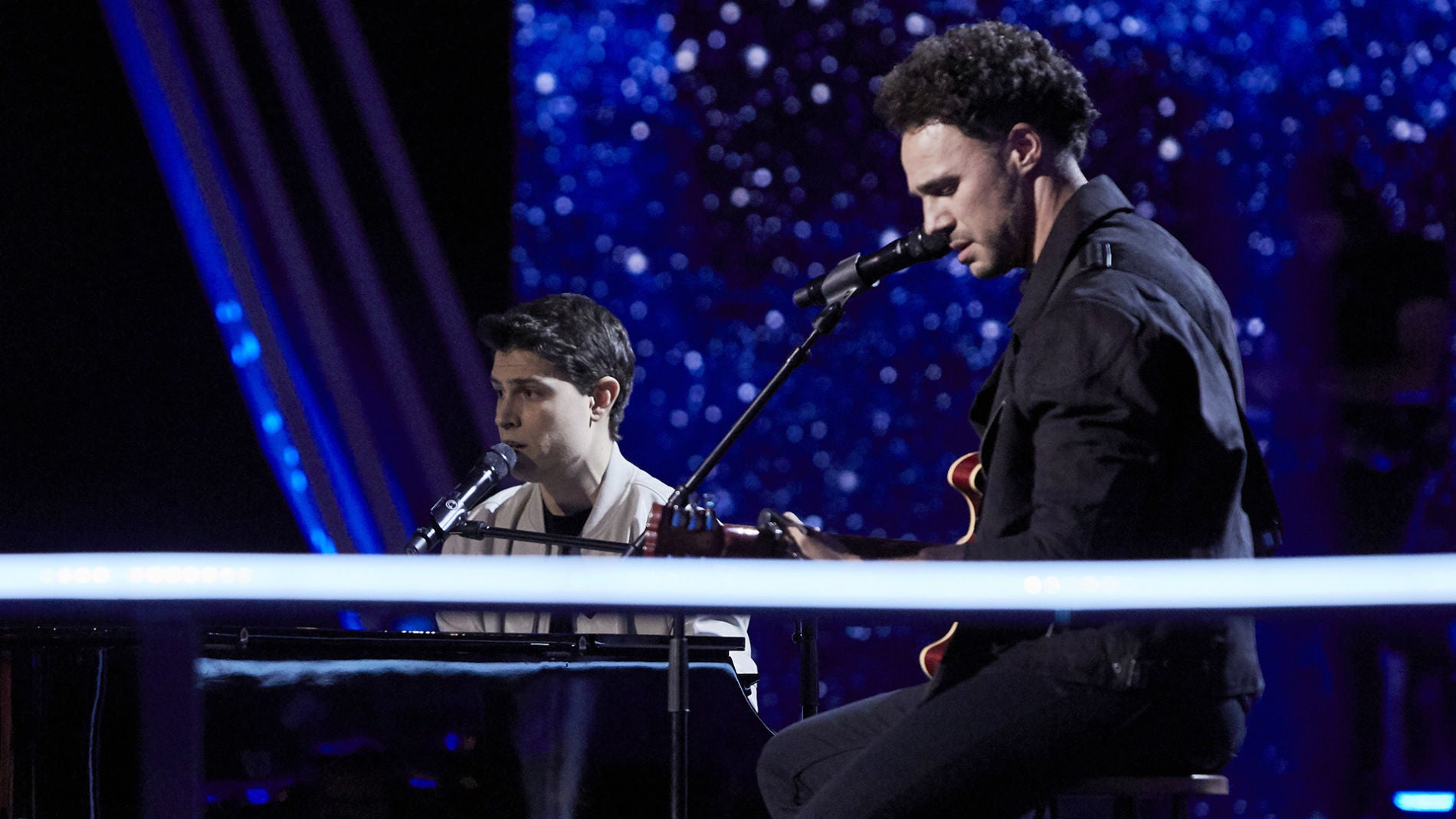 Roger Padr&oacute;s y Antonio Soto cantan &lsquo;Hijo de la luna&rsquo; en la Batalla Final de &lsquo;La Voz&rsquo;