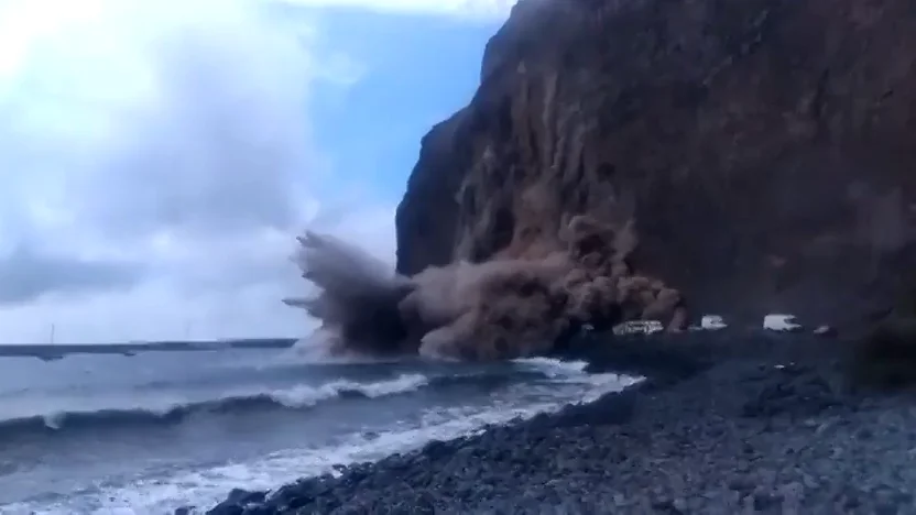 Espectacular derrumbe en un acantilado en La Gomera sin v&iacute;ctimas mortales