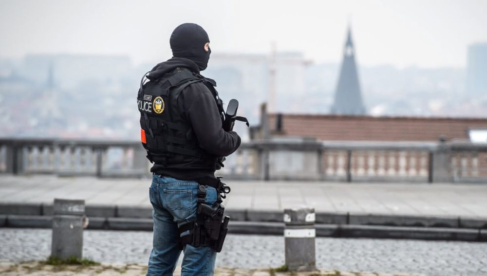 Un policía patrulla por las calles de Bruselas 