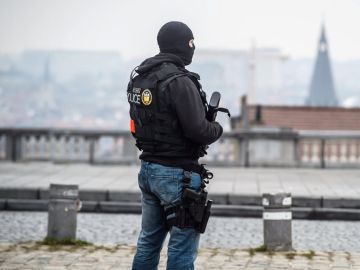 Un policía patrulla por las calles de Bruselas 