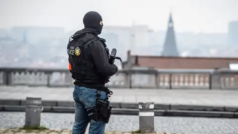 Un policía patrulla por las calles de Bruselas Un policía patrulla por las calles de Bruselas