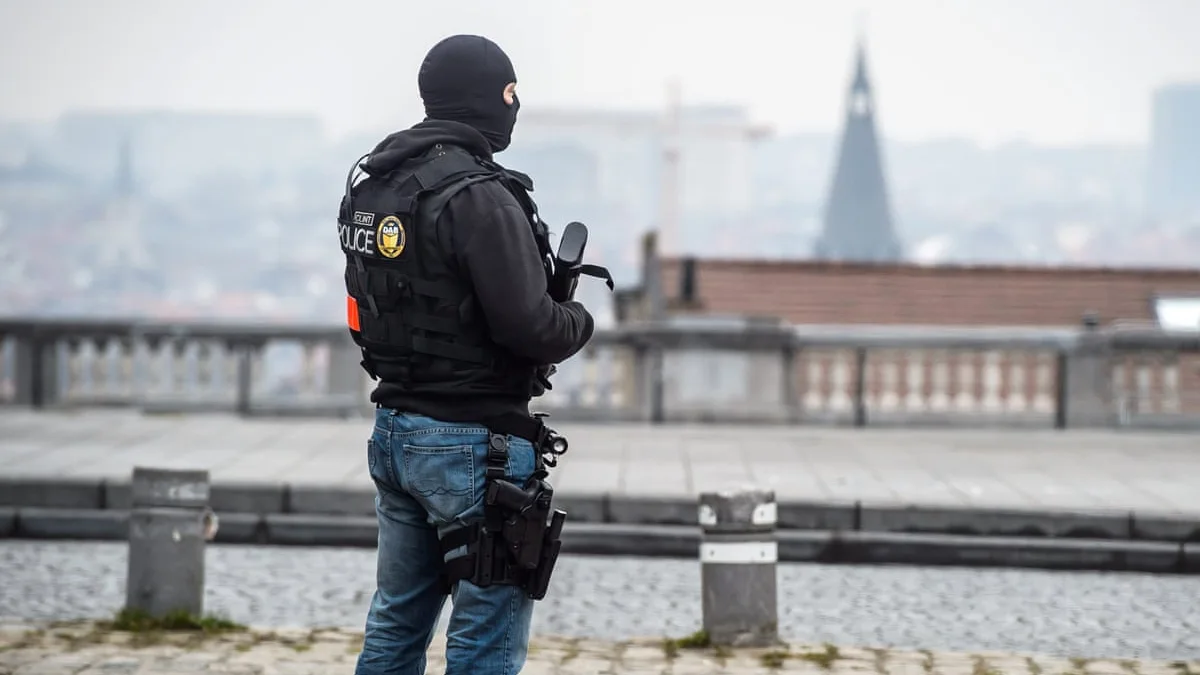 Un polic&iacute;a patrulla por las calles de Bruselas 