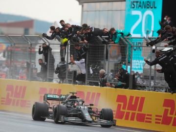 Hamilton cruza la meta y gana su séptimo mundial