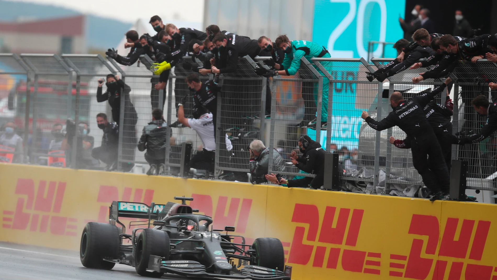 Hamilton cruza la meta y gana su séptimo mundial Hamilton cruza la meta y gana su séptimo mundial