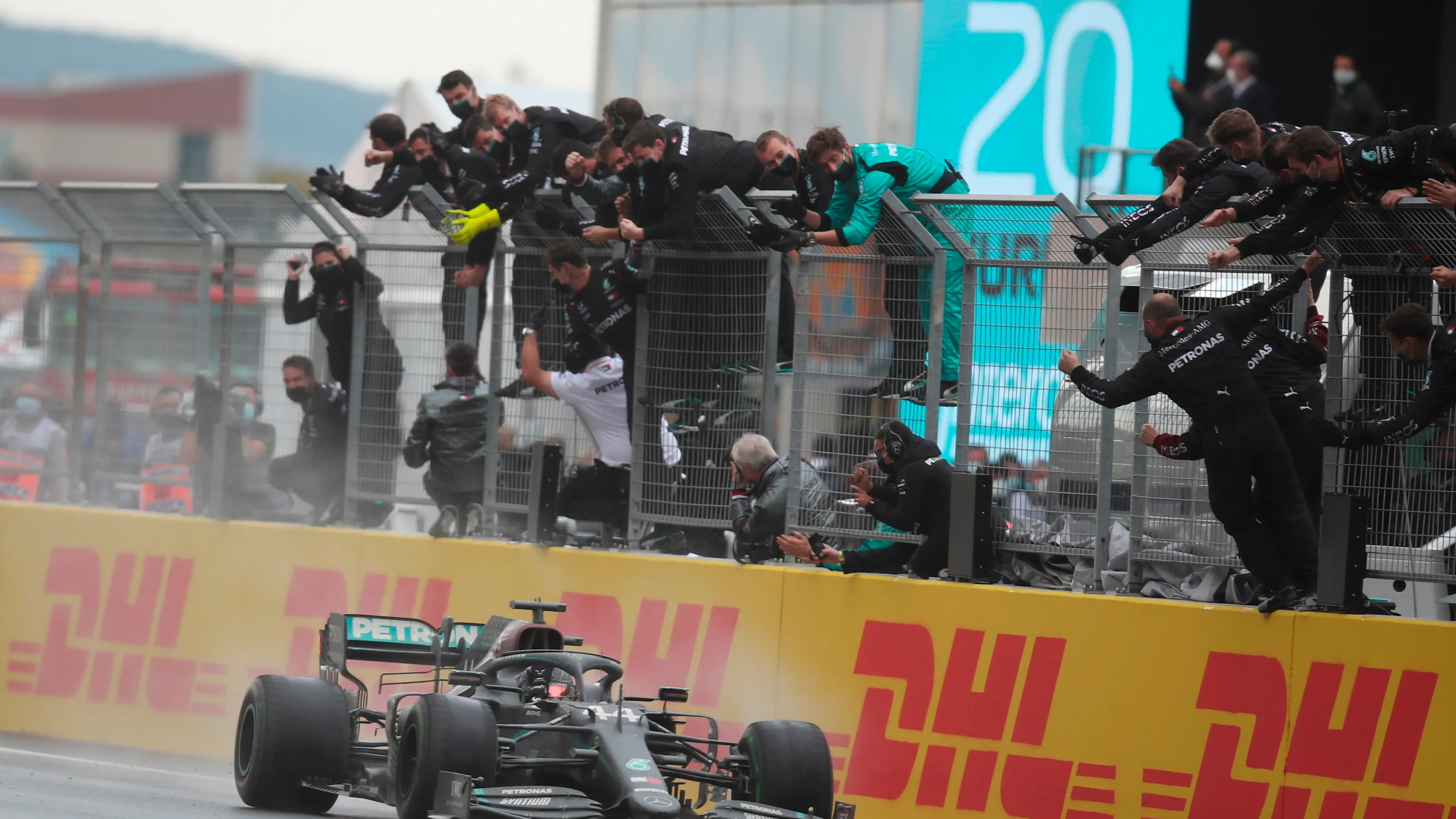 Hamilton cruza la meta y gana su séptimo mundial Hamilton cruza la meta y gana su séptimo mundial