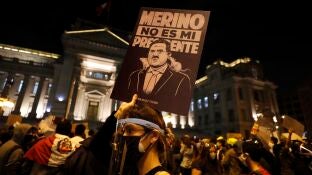 Manifestantes participan en una multitudinaria marcha en protesta contra el nuevo gobierno del presidente Manuel Merino, hoy, en la plaza San Mart&iacute;n de Lima (Per&uacute;). 