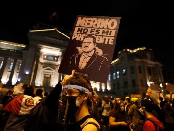 Manifestantes participan en una multitudinaria marcha en protesta contra el nuevo gobierno del presidente Manuel Merino, hoy, en la plaza San Martín de Lima (Perú). 