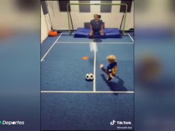 El pequeño futbolista de dos años que arrasa en TikTok 