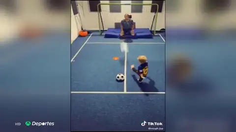 El pequeño futbolista de dos años que arrasa en TikTok El pequeño futbolista de dos años que arrasa en TikTok